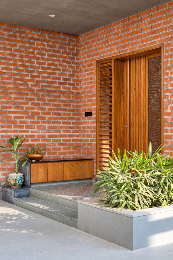 rumah bata ekspos dengan ornamen kayu